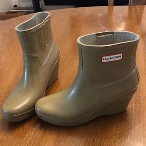 Beige wedge rain boots by Hunter
